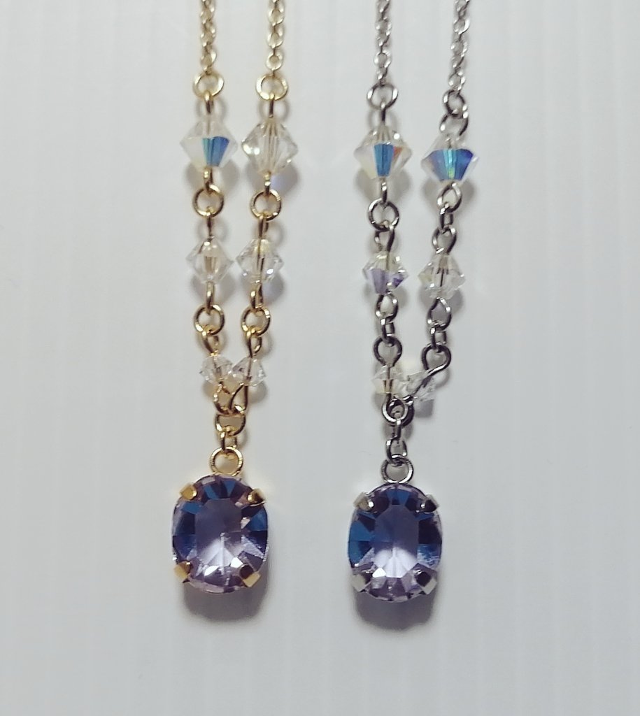 Sin_handmade's tweet photo. アレキサンドライト（カラーチェンジ）ガラスの一粒ネックレス
(ゴールド/シルバー、40cm+アジャスター5cm)

太陽光・LED電球下では紫色（画像1枚目）、白熱灯下では水色（画像2枚目）

#wfbysin https://t.co/8zVBhe4fMt