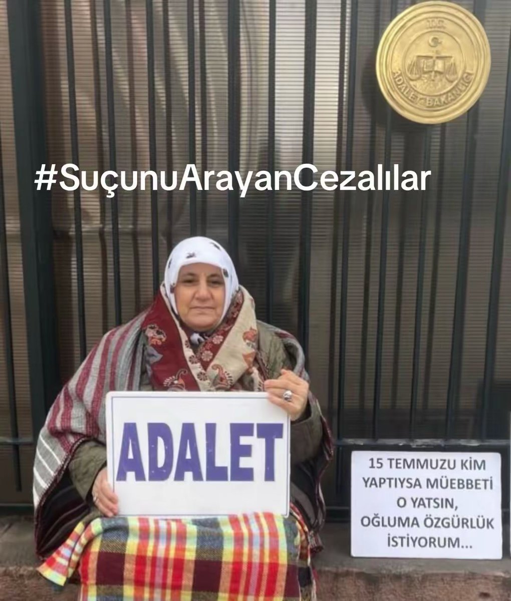 SevincCakir8's tweet photo. #15Temmuz’un üzerinden 10 yıl geçti.
▪️ TBMM 15 Temmuz Araştırma Komisyonu raporu hâlâ açıklanmadı.
▪️ Hulusi Akar ve Hakan Fidan komisyona ifade vermedi.
▪️ 251 kişinin ölümüne neden olan silahlar ve birçok kritik soru açıklığa kavuşturulmadı.
Bütün bunlara rağmen, 15 Temmuz'u en çok siyasi malzeme olarak kullanmaya devam edenler yine iktidar yanlıları ve muhalif görünümlüler oldu.
Çözümsüzlük kalıcı hâle getirildi.
Askerî öğrenciler, kursiyer teğmenler ve birçok asker hakkında, cemaatle bağlarını gösteren somut kriterler bulunmadığı hâlde, "Anayasal düzeni ortadan kaldırmaya teşebbüs" (TCK 309) suçlamasıyla ağırlaştırılmış müebbet hapis cezaları verildi.
▪️ Adil Öksüz'ü Akıncı Üssü'nden çıktıktan sonra jandarmadan kim serbest bıraktı? Yurt dışına kaçmasına kim yardım etti?
▪️ O gece yaşanan kritik olaylar neden hâlâ karanlıkta bırakılıyor?
15 Temmuz'un faturası, olup bitenden haberi olmayan, inançlı, vatansever ve masum askerlerin üzerine yıkıldı.
Allah'a ve ahiret gününe iman eden hiç kimse, bu büyük haksızlığın ve kalleşliğin üzerini örtemez.
Gerçek ortaya çıkmadan adalet sağlanmaz. #AdaletNöbeti 
#15TemmuzunMağdurAskerleri