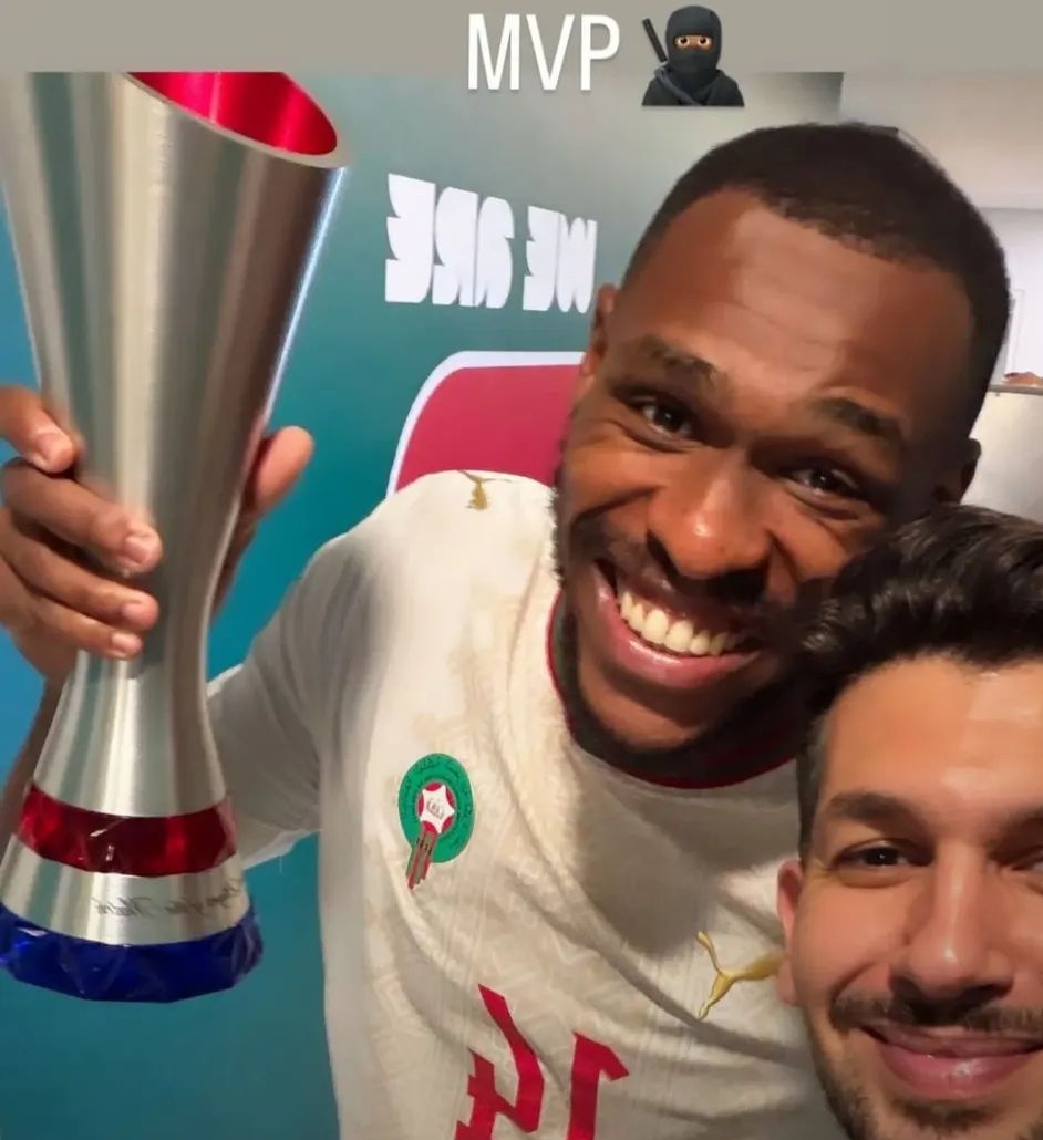 ActuFootMaroc's tweet photo. « Donc il doit marquer pour être marocains gnegne » 𝗤𝘂𝗲𝗹𝗹𝗲 𝗛𝗬𝗣𝗢𝗖𝗥𝗜𝗦𝗜𝗘 ! 🤦🏽‍♂️

Les détracteurs jaloux du Maroc essaient de faire passer le cas Issa Diop pour du 𝗥𝗔𝗖𝗜𝗦𝗠𝗘 ? 🇲🇦🤔

- Déclaration TV sur son choix. 🎙️
- Plusieurs refus précédant.
- Prend le Maroc à 28 ans.

Ils omettent 𝘃𝗼𝗹𝗼𝗻𝘁𝗮𝗶𝗿𝗲𝗺𝗲𝗻𝘁 ses déclarations, son refus précédant et essaient de jouer la carte de la couleur de peau ? 🤫

Issa Diop avait 𝗕𝗘𝗔𝗨𝗖𝗢𝗨𝗣 a prouvé, et après son match face au Paraguay, il avait montré qu'il était digne du maillot. 👕

Vous pouvez pleurer, mais ça ne changera rien pour nous et vous ne serez 𝗷𝗮𝗺𝗮𝗶𝘀 marocains. 😉