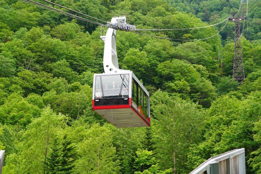 choyotei's tweet photo. 【新ゴンドラで大雪山へ🚟】
6/27に黒岳が山開き✨黒岳ロープウェイのゴンドラがリニューアル！大きな窓から新緑と大雪山の絶景を間近に楽しめます⛰️
朝陽亭・朝陽リゾートホテルではお得なロープウェイ券付きプランも販売中。この夏は層雲峡で最高の登山と景色を満喫しませんか？🌱 https://t.co/L2pMmFNbXT