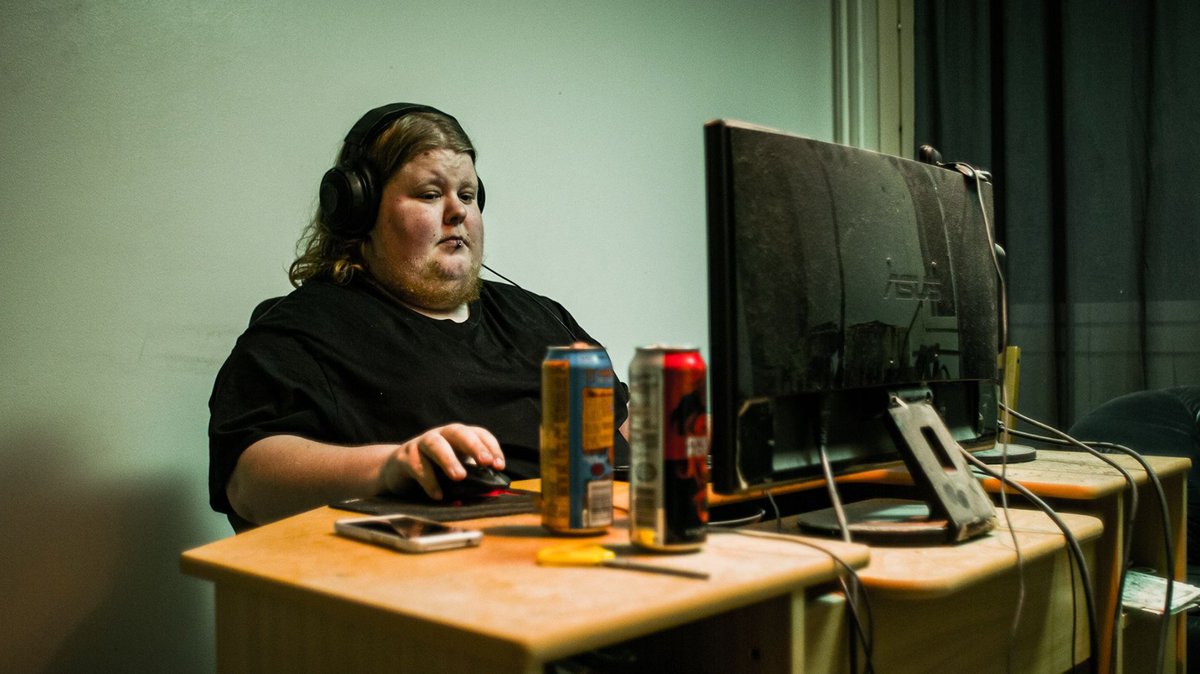 Sakari095's tweet photo. Ever since I saw this gigachad pic I was like wait a minute I remember where this was from.
So I digged and found the 2020 Finnish documentary series called Logged In which was about 5 guys who were neets and this guy was one of them. https://t.co/QfI8psDoVO