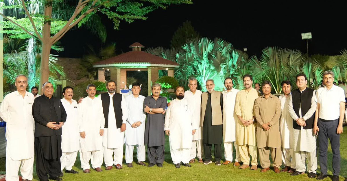 UsmanArbab1's tweet photo. پارلیمانی لیڈر ارباب عثمان خان کی جانب سے دیے گئے عشائیے میں سپیکر خیبر پختونخوا اسمبلی، بابر سلیم سواتی، اور صوبائی اسمبلی کے معزز اراکین نے شرکت کی۔ اس موقع پر خوشگوار ماحول میں باہمی دلچسپی کے امور، عوامی مسائل اور صوبے کی ترقی سے متعلق مختلف پہلوؤں پر غیر رسمی تبادلۂ خیال کیا گیا۔ باہمی رابطے، مشاورت اور اتفاقِ رائے ہی مؤثر قانون سازی اور عوامی خدمت کی بنیاد ہیں.
@BabarSaleemSwat  @khannisar930  @PTIKPOfficial