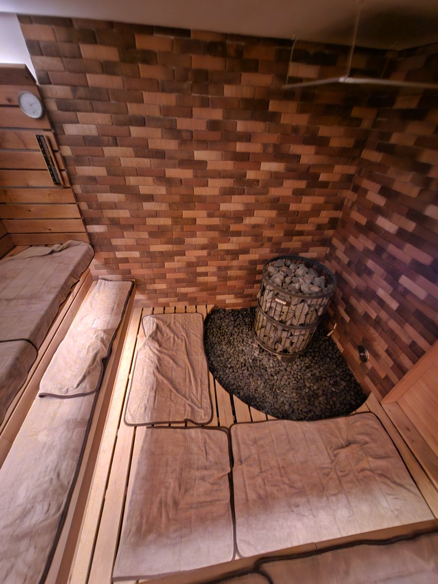 CEOsauna's tweet photo. 大宮のサウナ、kuumaへ

100℃のサ室で巨大なHARVIAストーブにセルフロウリュすれば灼熱、アチアチに
水風呂は14℃、キンキンです

今日貸切状態、ソロサウナでした
巨大なサ室を個室サウナのように使える贅沢さ

大宮に来たらぜひどうぞ✨️ https://t.co/3VyvfjTEK5