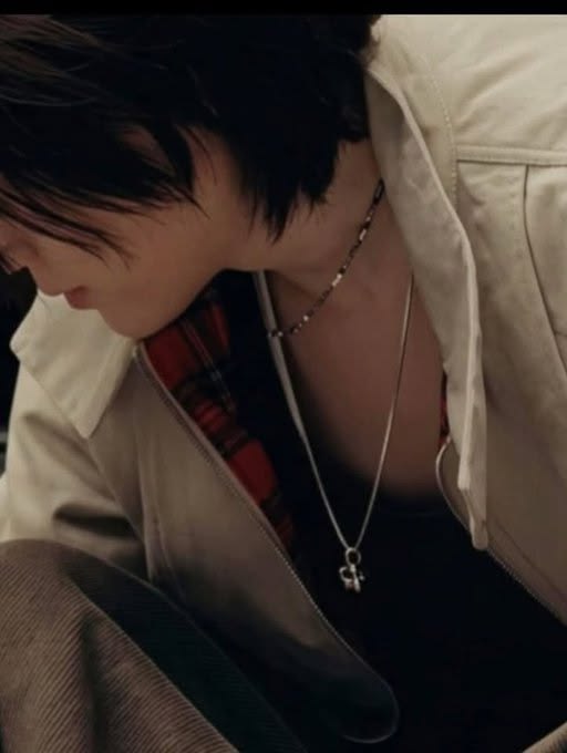 minyo0n9i's tweet photo. whoever told yoongi to reveal his chest since arirang era started is either my greatest enemy or my greatest ally there's no in between https://t.co/y9E6bMjWCh