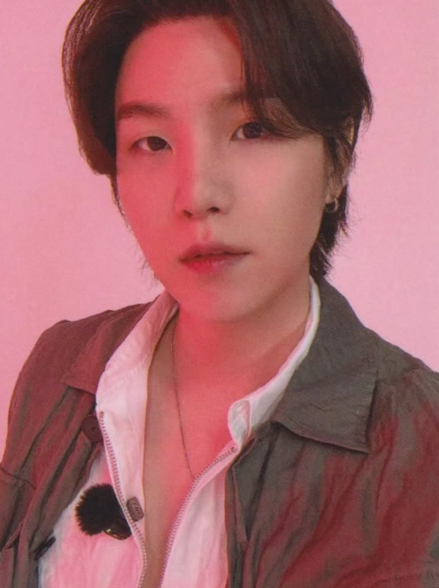 minyo0n9i's tweet photo. whoever told yoongi to reveal his chest since arirang era started is either my greatest enemy or my greatest ally there's no in between https://t.co/y9E6bMjWCh