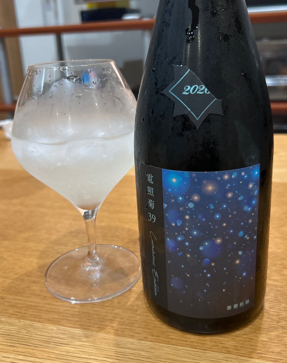 mayukazuo's tweet photo. 2杯目は家飲み

蒸し蒸ししてるから、開けちゃおうか
寒菊
電照菊39 -Luminous Emblem- 2026　
純米大吟醸 無濾過 生酒 750ml

電照菊ってだけで美味いのに
スパークリング✨️
最高(*｀ω´)b https://t.co/cHp3pwlTPP