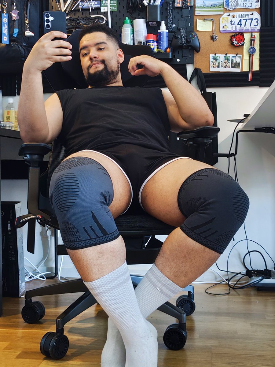 UraNetBoi's tweet photo. Euro heatwave got me balgruuf posing by the fan 24/7 https://t.co/Qp3gem3HOk