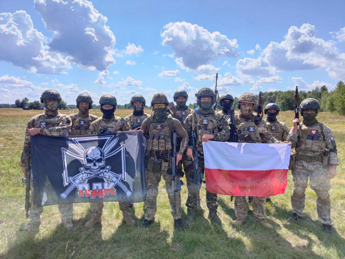 KrzysiekWSK's tweet photo. Boli, że my Polacy i Ukraińcy potrafimy się dogadać tylko wtedy, kiedy dzieją się złe rzeczy na linii frontu.
Paradoksalnie obecnie sukcesy Ukrainy doprowadziły to zaprzestania kierowania się racją stanu a przerzuceniem się na populizm na etapie prezydenckim.
Obaj prezydenci grają pod swoje notowania.
Prześciganie się na populizm ogarnęło cały kraj
Sowiecki pachołek Leszek Miller jest obwożony po telewizjach niczym cyrk obwoźny.

Cieszy, za to, jak obecnie potoczyła się wojna.
Ukraina robi niesamowite rzeczy z dużo silniejszym przeciwnikiem, w Rosji nastąpił  prawdziwy kryzys paliwowy i ekonomiczny.
Jest to olbrzymi sukces Ukrainy, ale również Polski i całej Unii Europejskiej. Ukraina swoją krwią, odwagą, uporem pomysłowością a Europa swoją technologią i pieniędzmi wygrywa z Rosją. 

Chciałbym normalnych relacji z Ukrainą.
Docelowo za kilka lat w Unii Europejskiej ze stopniową ochroną polskiego rynku rolnego i NATO.

Wiem, że obecnie jest to mało realne.
Za chwilę wybory parlamentarne, gdzie Ukraina będzie głównym tematem patoprawicy.

I warto na koniec zadać sobie zasadniczo proste pytanie.
Czy lepsza dla Polski jest wymiana handlowa, wymiana technologiczna czy kłótnia o historię.
Dla polityków na pewno ta druga opcja jest dużo bardziej korzystna, dla zwykłego Polaka ta pierwsza.