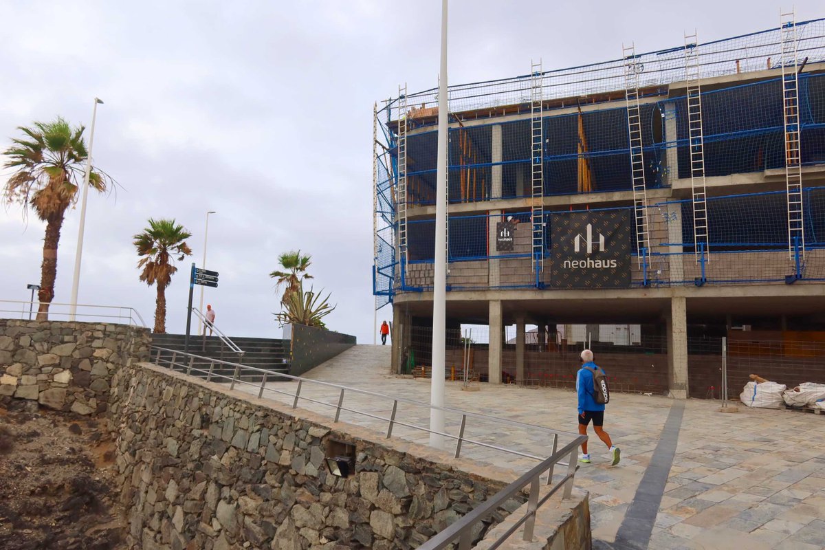 LasCanteras's tweet photo. Este nuevo edificio, en el camino hacia El Confital, podrá tener todos los permisos en regla, pero se ha comido un cacho de paseo. Resulta totalmente ilógico, sin contar con el enorme impacto visual que provoca semejante mamotreto. https://t.co/d4aLcQ3yGt