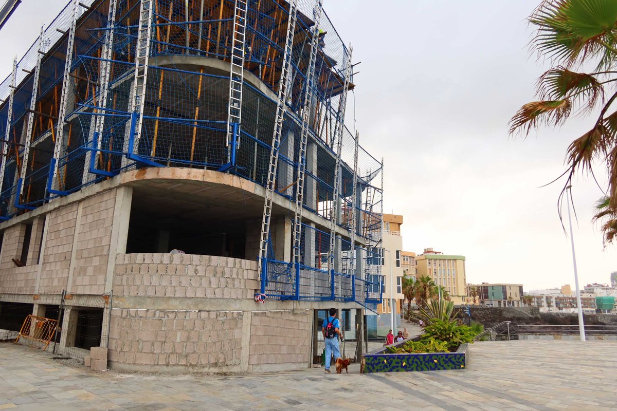 LasCanteras's tweet photo. Este nuevo edificio, en el camino hacia El Confital, podrá tener todos los permisos en regla, pero se ha comido un cacho de paseo. Resulta totalmente ilógico, sin contar con el enorme impacto visual que provoca semejante mamotreto. https://t.co/d4aLcQ3yGt