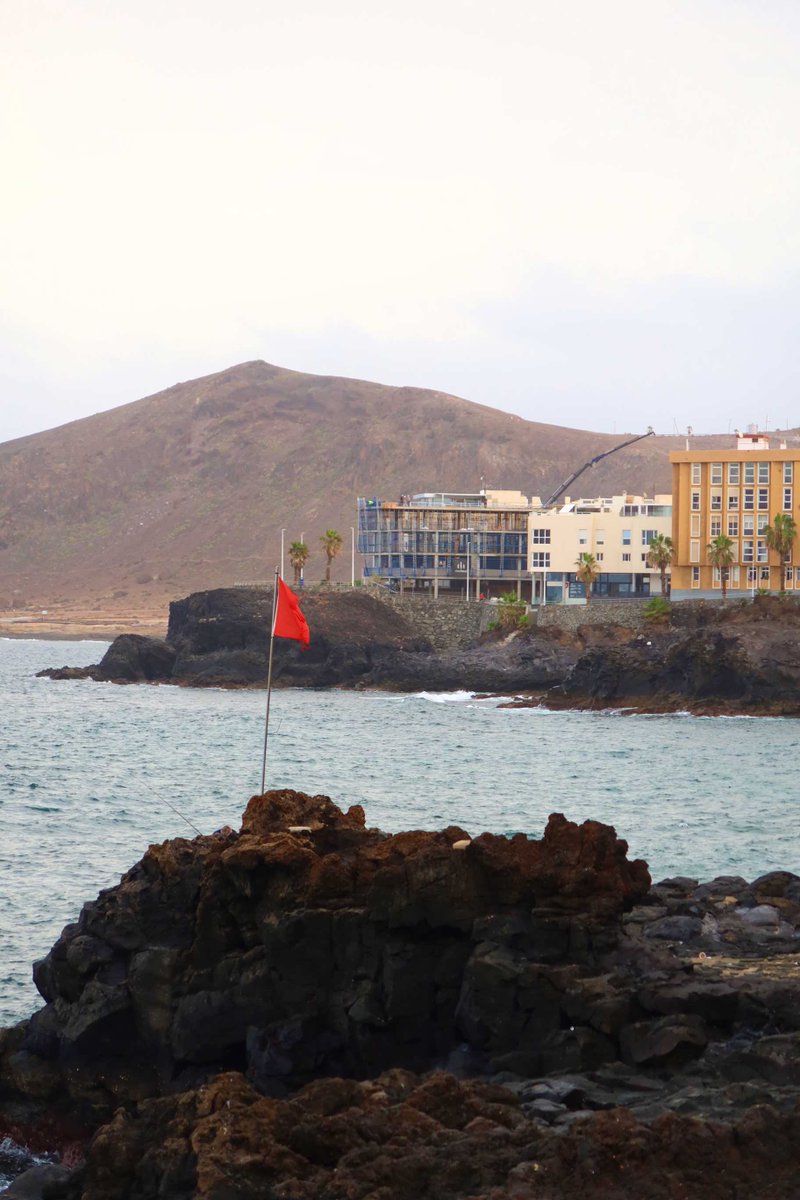 LasCanteras's tweet photo. Este nuevo edificio, en el camino hacia El Confital, podrá tener todos los permisos en regla, pero se ha comido un cacho de paseo. Resulta totalmente ilógico, sin contar con el enorme impacto visual que provoca semejante mamotreto. https://t.co/d4aLcQ3yGt
