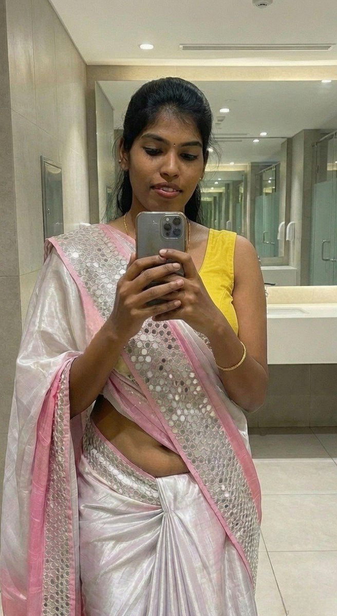 Aarusdiaries's tweet photo. Pink, silver &amp; golden hour glow in a office restroom🪞 Drop your fave emoji below 👇 Saree so nice, which will make you to see the pic twice ✨ How many of you have the habit of taking mirror selfie in office ? #SareeLove #MirrorSelfie #DesiVibes #IndianFashion #SareeNotSari https://t.co/KxhRNSvJTR