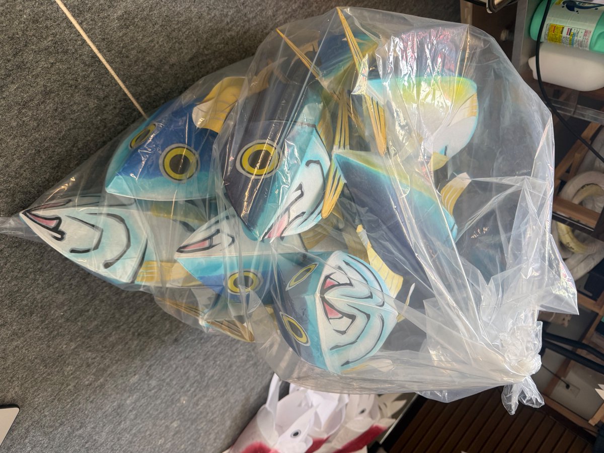 sleepig007's tweet photo. 今年も上半期が終了
個人で捌くにはまぁまぁな物量の制作に追われた日々。
納品済みでも未公開の案件あり

2mの○○、（組んで）4mの龍、30cm程度の灯籠多種約600点、手書きの団扇絵付け500枚、障子12面、ホテルへの1点ものアート7点〜、夏祭りの前灯籠・見送りなど数団体、他...

秋まで続きます https://t.co/RtyWJWbSKN