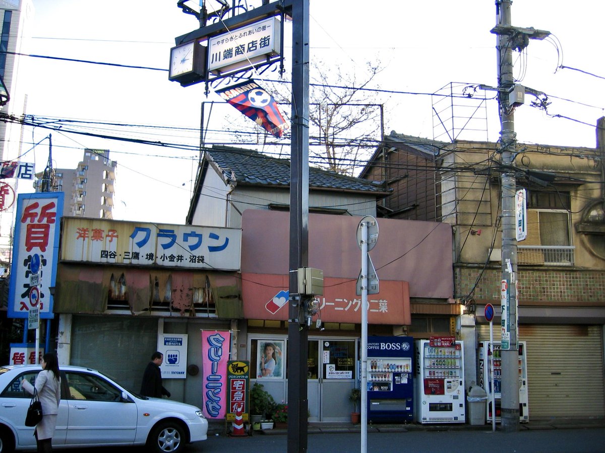 ballpointsakai's tweet photo. 特急あずさの車窓から中央線の街並みを眺める。古い脳内キャッシュでボーッと見ていたら中野駅前と河北総合病院がAIで描いたようなスマート建築に置き換わっていてバグる。
写真は2004年頃の阿佐ヶ谷。この辺にアコヒーダという喫茶店があり、そこでもよく絵を描いたものじゃ https://t.co/IFy5cyqGKE