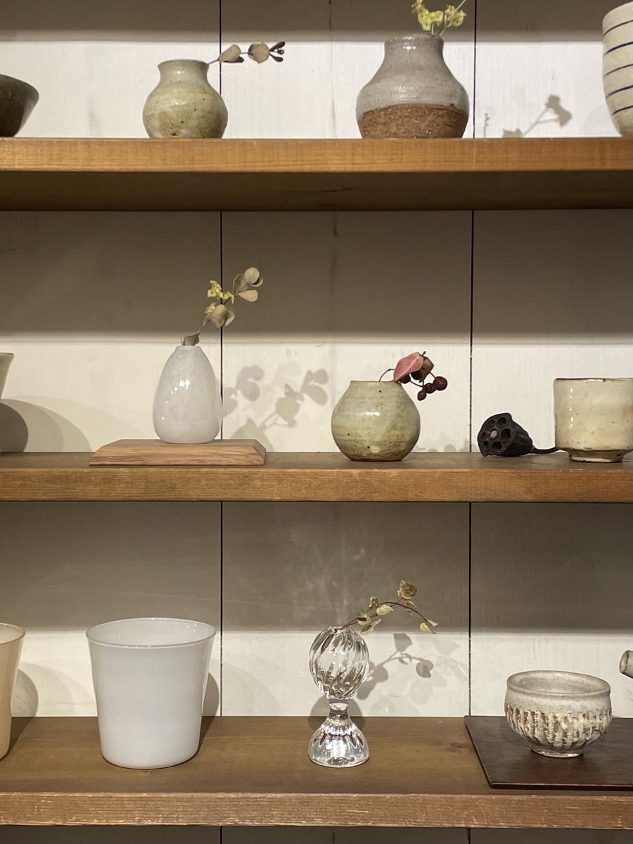 shoptowa's tweet photo. ＊ちいさな一輪挿し＊

陶器、吹きガラス、ネコ花器…

手仕事の美しさ、愛らしさ、ぬくもりの一品一品

好きな花、ドライフラワーを飾って
癒しの空間をたのしみましょう♪

どうぞお手にとってご覧ください

【＊今週の木曜7／2もオープンいたします) https://t.co/oMHGU2KRqP