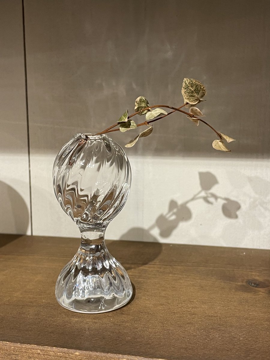 shoptowa's tweet photo. ＊ちいさな一輪挿し＊

陶器、吹きガラス、ネコ花器…

手仕事の美しさ、愛らしさ、ぬくもりの一品一品

好きな花、ドライフラワーを飾って
癒しの空間をたのしみましょう♪

どうぞお手にとってご覧ください

【＊今週の木曜7／2もオープンいたします) https://t.co/oMHGU2KRqP