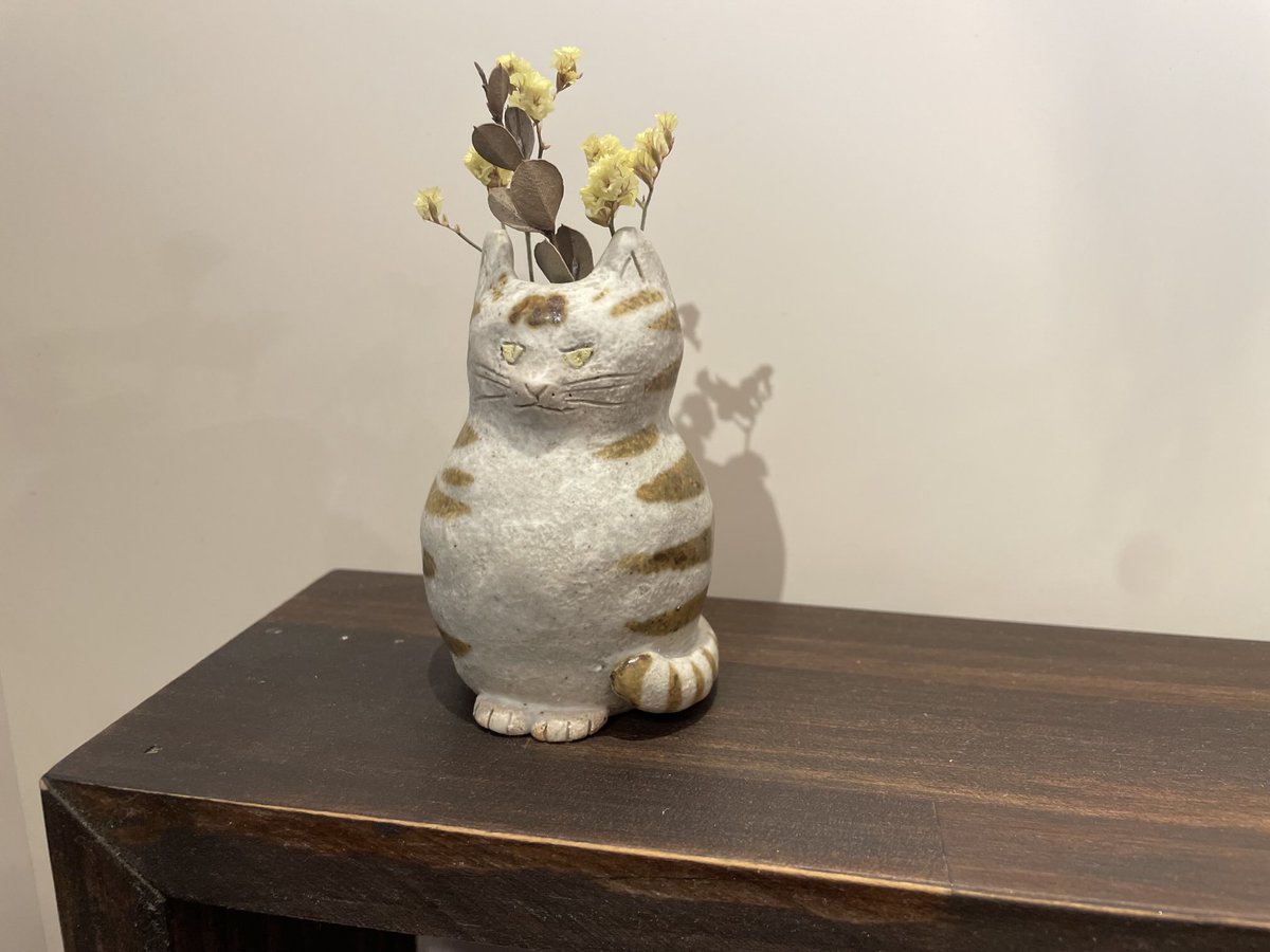 shoptowa's tweet photo. ＊ちいさな一輪挿し＊

陶器、吹きガラス、ネコ花器…

手仕事の美しさ、愛らしさ、ぬくもりの一品一品

好きな花、ドライフラワーを飾って
癒しの空間をたのしみましょう♪

どうぞお手にとってご覧ください

【＊今週の木曜7／2もオープンいたします) https://t.co/oMHGU2KRqP