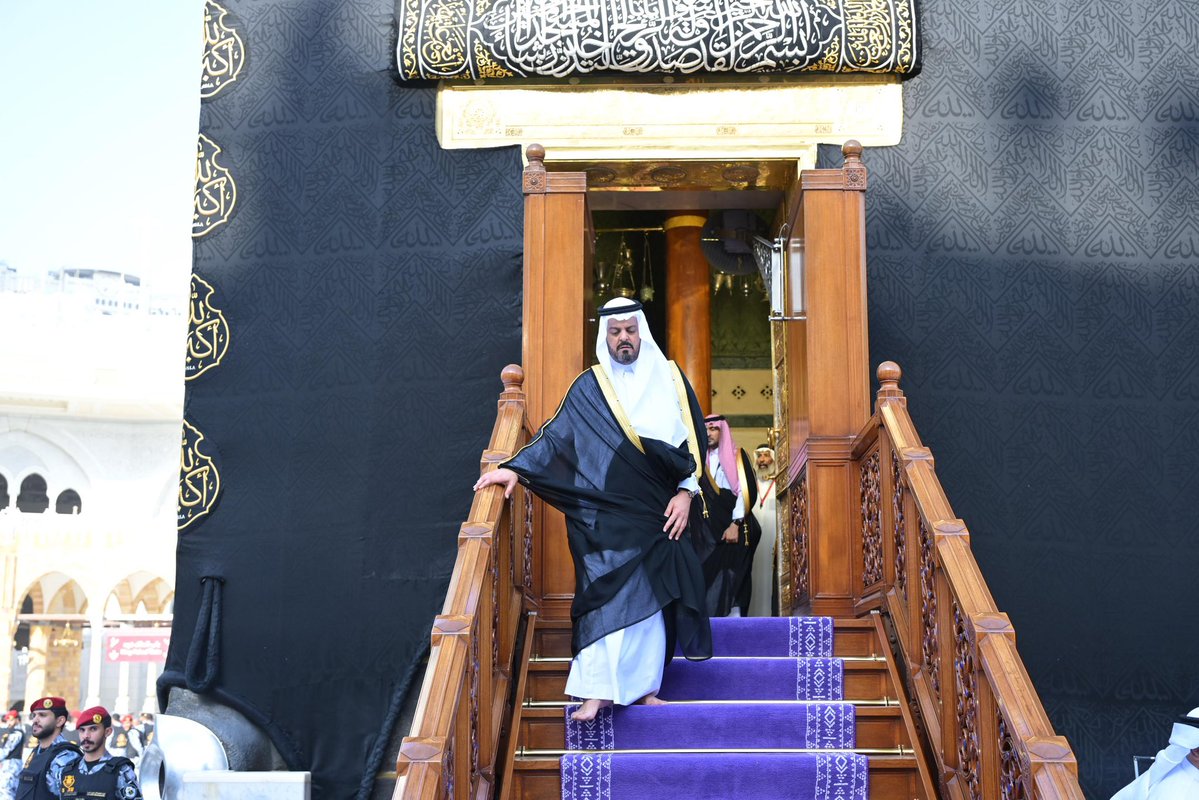 AlharamainSA's tweet photo. نيابة عن خادم الحرمين الشريفين، تشرّف نائب أمير منطقة مكة المكرمة صاحب السمو الملكي الأمير سعود بن مشعل بن عبدالعزيز بغسل #الكعبة_المشرفة https://t.co/KAXmtHxTlg
