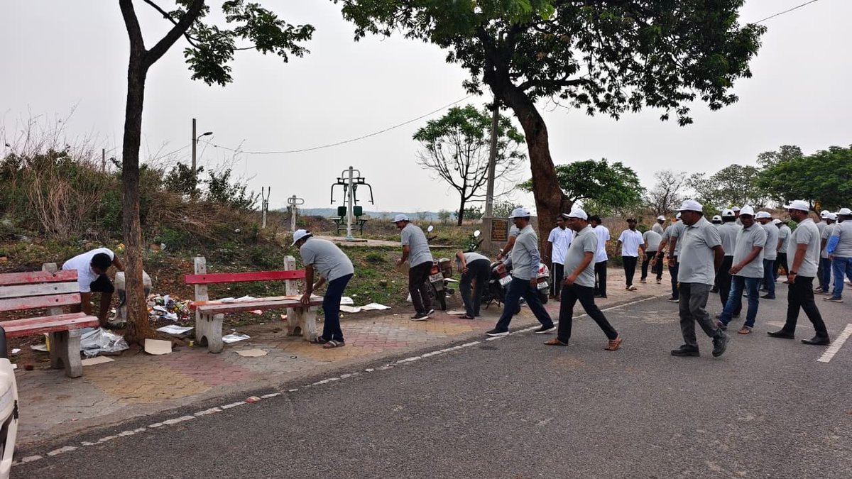 IbValley_MCL's tweet photo. A Mega Plogging Drive was organized by IB Valley Area, MCL, with enthusiastic employee participation. Volunteers cleaned the View Point near Laxmi-Narayan Temple, Brajrajnagar, collecting and safely disposing of 12 sacks of mostly plastic, non-biodegradable waste. https://t.co/vxyTxiVcne