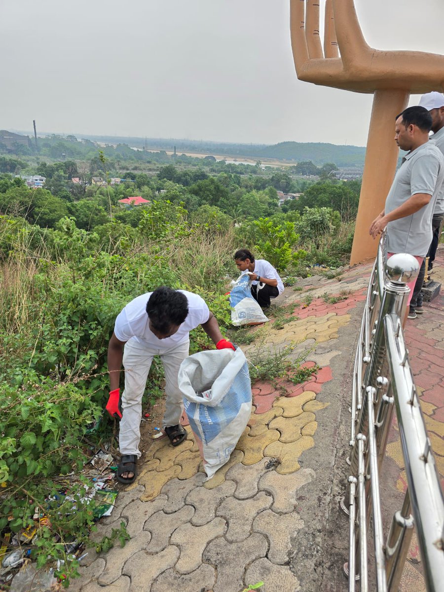 IbValley_MCL's tweet photo. A Mega Plogging Drive was organized by IB Valley Area, MCL, with enthusiastic employee participation. Volunteers cleaned the View Point near Laxmi-Narayan Temple, Brajrajnagar, collecting and safely disposing of 12 sacks of mostly plastic, non-biodegradable waste. https://t.co/vxyTxiVcne