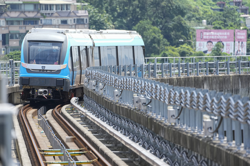 RadioTaiwan_Eng's tweet photo. #Taipei’s new #Sanying MRT Line opens, linking #Sanxia and #Yingge with the capital and shaving 20 minutes off travel time. 

Read more: https://t.co/5fQkuL3OHY
(Photo: CNA) https://t.co/HLGfgasBMX