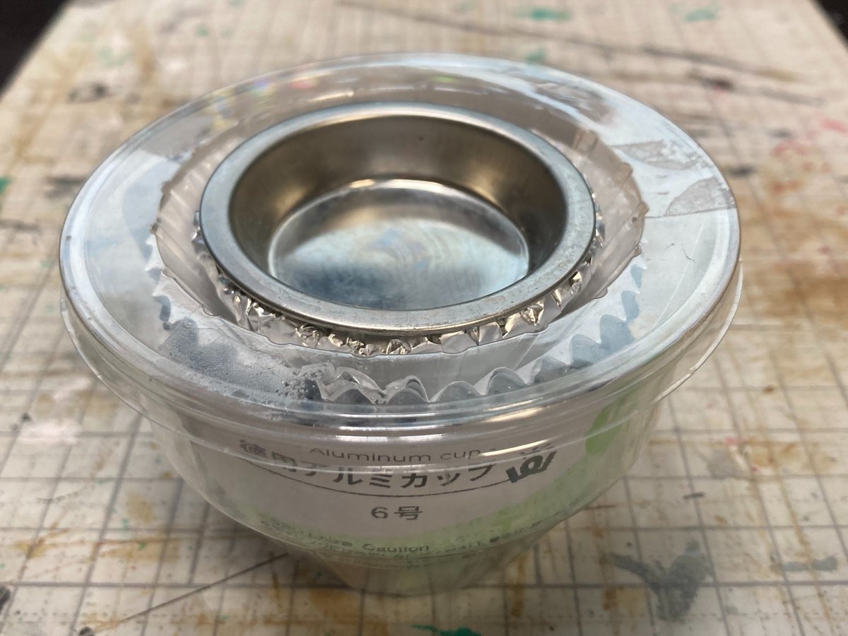 astrospider1's tweet photo. ちょっとした塗装だと、アルミカップを塗料皿に被せて使う（使用後の洗浄の手間が減る）訳だけど・・・
アルミカップの容器の窪みに、塗料皿がぴったり収まるのが美しすぎる
もう、これ、セット商品でしょ https://t.co/bg48B8aXQh