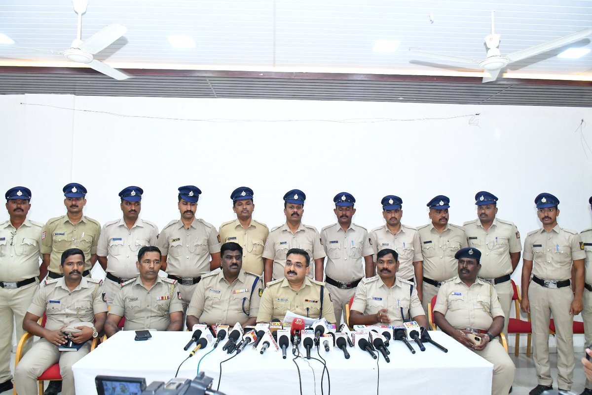 VIJAYAPURPOLICE's tweet photo. ಇಂದು ದಿನಾಂಕ: 30.06.2026 ರಂದು ಬಬಲೇಶ್ವರ ಪೊಲೀಸ್ ಠಾಣೆ ಪ್ರಕರಣ ಸಂಖ್ಯೆ 29/2026 ಕಲಂ- 316(2), 316(4), 316(5), 318(4) BNS Act-2023 ರ ಅಡಿಯಲ್ಲಿ ದಿನಾಂಕ: 12.02.2026 ರಂದು ಪ್ರದಾನ ವ್ಯವಸ್ಥಾಪಕರು ನಂದಿ ಸಕ್ಕರೆ ಕಾರ್ಖಾನೆ ನಿಯಮಿತ ಇವರು ನೀಡಿದ ದೂರಿನ ಮೇರೆಗೆ ಪ್ರಕರಣ ದಾಖಲಾಗಿದ್ದು ಸದರಿ ಎಂಟು ಜನ ಆರೋಪಿತರು 2020- 21 ನೇ https://t.co/gK2mnenHKU