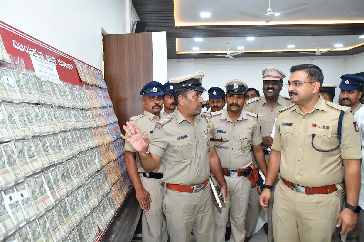 VIJAYAPURPOLICE's tweet photo. ಸಾಲಿನಿಂದ ಸನ್ 2025-26 ನೇ ಸಾಲಿನ 6 ವರ್ಷಗಳ ನಡುವಿನ ಅವಧಿಯಲ್ಲಿ ಬೇರೆ ಬೇರೆ ರೈತರ ಹೆಸರಿನಲ್ಲಿ ಒಟ್ಟು 34490.699 ಮೆಟ್ರಿಕ್ ಟನ್ ತೂಕವುಳ್ಳ ಒಟ್ಟು 12,33,22,793/- ರೂ ಕಬ್ಬನ್ನು ಮೋಸದಿಂದ ತೂಕ ಮಾಡಿಸಿ ಬೋಗಸ್ ಬಿಲ್ಲಿನ ರಸೀದಿ ತಯಾರಿಸಿ ತಮಗೆ ಬೇಕಾದ ಬೇರೆ ಬೇರೆಯವರ ಹೆಸರಿಗೆ ಇರುವ ಬ್ಯಾಂಕ್ ಖಾತೆಗಳಿಗೆ ಹಣ ವರ್ಗಾಯಿಸಿ ಅವರಿಂದ ಹಣ . https://t.co/LcC4ATP98M