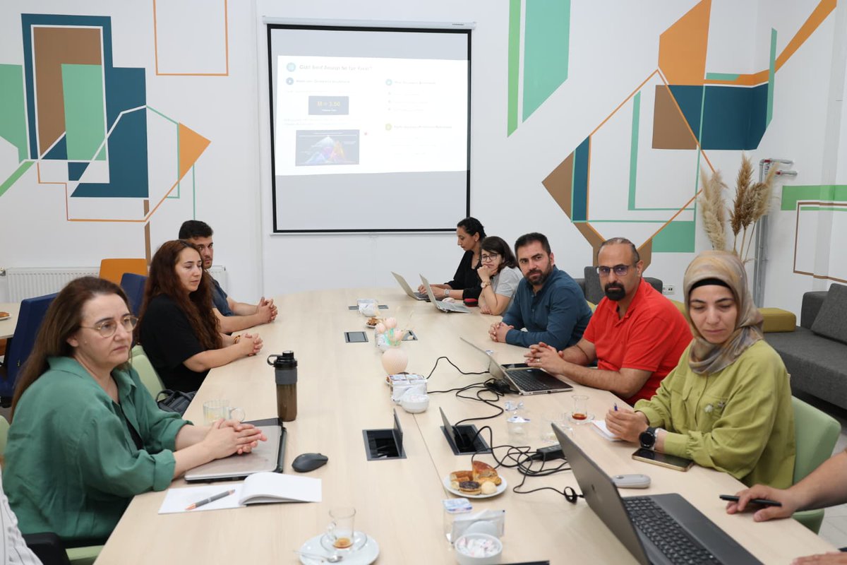 ardeksinop's tweet photo. Üniversitemiz Araştırma Dekanlığı Koordinatörlüğü tarafından düzenlenen “SCI/SCIE Yayın Stratejileri Serisi-9” kapsamında, Eğitim Fakültesi öğretim elemanı Dr. Öğr. Üyesi Ergün Cihat Çorbacı tarafından “Gizil Sınıf Analizi: Kuramsal Temeller ve Uygulama Süreci” eğitimi verildi https://t.co/9kA2nVsNpo