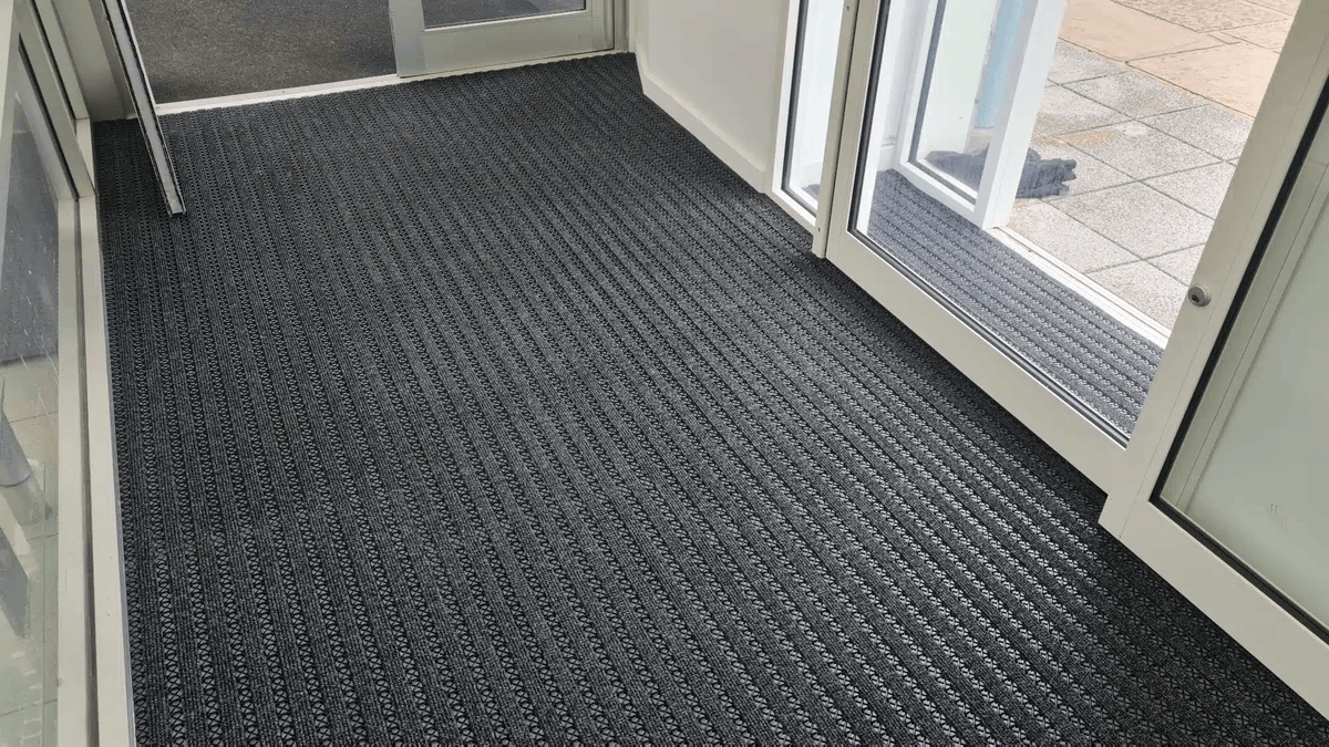 MatWorksES's tweet photo. Treadsure 205: durable modular matting for heavy footfall and wheeled traffic in supermarkets, schools, healthcare. 

Discover Treadsure 205: https://t.co/93f35WajGu https://t.co/k7drkkYErG