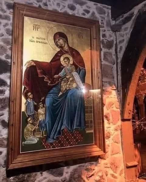 MraticSasa's tweet photo. Ретка икона Пресвете Богородице Мајка сирочади. Налази се у грчком манастиру Архангела Михаила Мантамадоу. https://t.co/BhtYFFYHmp
