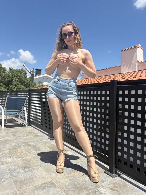 𝙋𝙤𝙥𝙥𝙮 𝙀𝙫𝙖𝙣𝙨 - 2 pic. What do you think of today’s look? https://t.co/iYPc1OTqGm