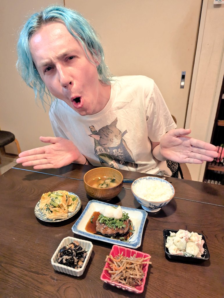 ArturGalata's tweet photo. 我が名はアルトゥル！！日本を激しく推すラトビア人！！こちらは私が作った日本っぽい晩ごはん！！ご覧くだされ！！紫蘇をのせた和風ハンバーグ定食です！！大根おろしはなんと猫ちゃん！！しましま模様の猫ちゃんの形をしています！！どうでしょうか！？可愛いでしょうか！？是非、お褒めくだされ！ https://t.co/W9b2fCSaLB