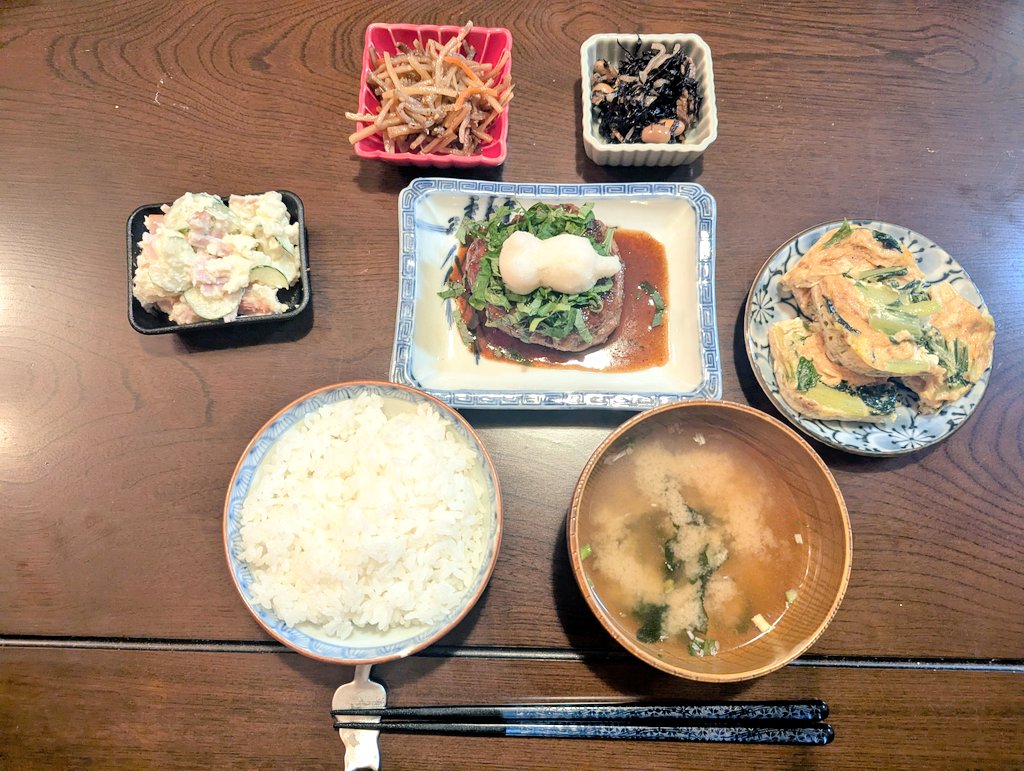 ArturGalata's tweet photo. 我が名はアルトゥル！！日本を激しく推すラトビア人！！こちらは私が作った日本っぽい晩ごはん！！ご覧くだされ！！紫蘇をのせた和風ハンバーグ定食です！！大根おろしはなんと猫ちゃん！！しましま模様の猫ちゃんの形をしています！！どうでしょうか！？可愛いでしょうか！？是非、お褒めくだされ！ https://t.co/W9b2fCSaLB