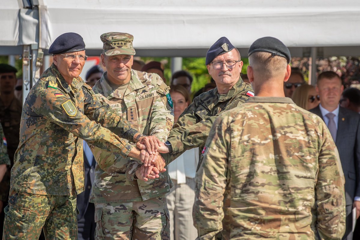 NATOJFCBS's tweet photo. *Determination to defend every inch of NATO territory *
@NATO assigns additional headquarters to defence of Baltics.
Today, the first 1 🇩🇪🇳🇱 Corps @1GENLCorps assumed responsibility for the NATO forces in 🇪🇪 and 🇱🇻, taking over from the @hqmncne. More here: https://t.co/hm1vaXUjfS

#NotAnInch
*#WeAreNATO*