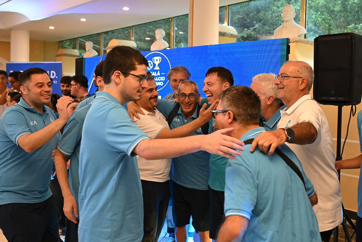 LndCampania's tweet photo. Il 𝗚𝗮𝗹𝗮̀ 𝗱𝗲𝗹 𝗖𝗮𝗹𝗰𝗶𝗼 𝗖𝗮𝗺𝗽𝗮𝗻𝗼 non poteva che aprirsi con i nostri ragazzi 𝙎𝙥𝙚𝙘𝙞𝙖𝙡 ✨

Il Presidente CR Campania FIGC LND Carmine @_Zigarelli ha premiato tutti i ragazzi che hanno preso parte al Campionato @figcdcps 🎖️⚽ 

#UnitiDallaStessaPassione 💚🤍❤️ https://t.co/PzFgiI6DX3