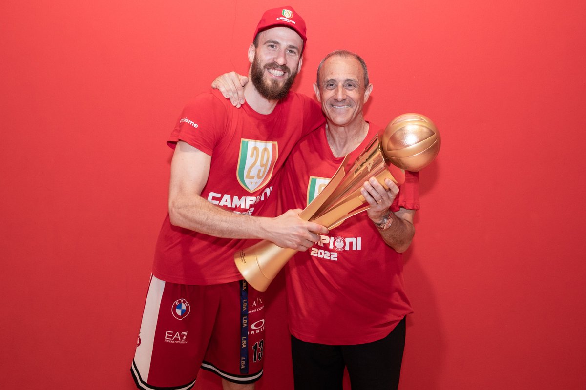 OlimpiaMI1936's tweet photo. 🇮🇹 | Ha un posto nella storia del club: l'Olimpia ringrazia Ettore Messina.

A conclusione di una proficua collaborazione durata sette stagioni, la Pallacanestro Olimpia Milano desidera ringraziare Ettore Messina per il lavoro svolto nella duplice veste di allenatore e Presidente delle Basketball Operations e il contributo con cui ha consentito al club di crescere dentro e fuori del campo, a livello tecnico e organizzativo.
Sotto la guida di Coach Messina, l'Olimpia ha conquistato tre scudetti, due Coppe Italia e tre Supercoppe, oltre a tornare nel 2021 alle Final Four di EuroLeague dopo 29 anni.
Per tutto questo, Ettore Messina occuperà sempre un posto di primo piano nella storia della società.

La Pallacanestro Olimpia e la sua proprietà augurano a Ettore Messina il meglio possibile per il suo futuro.