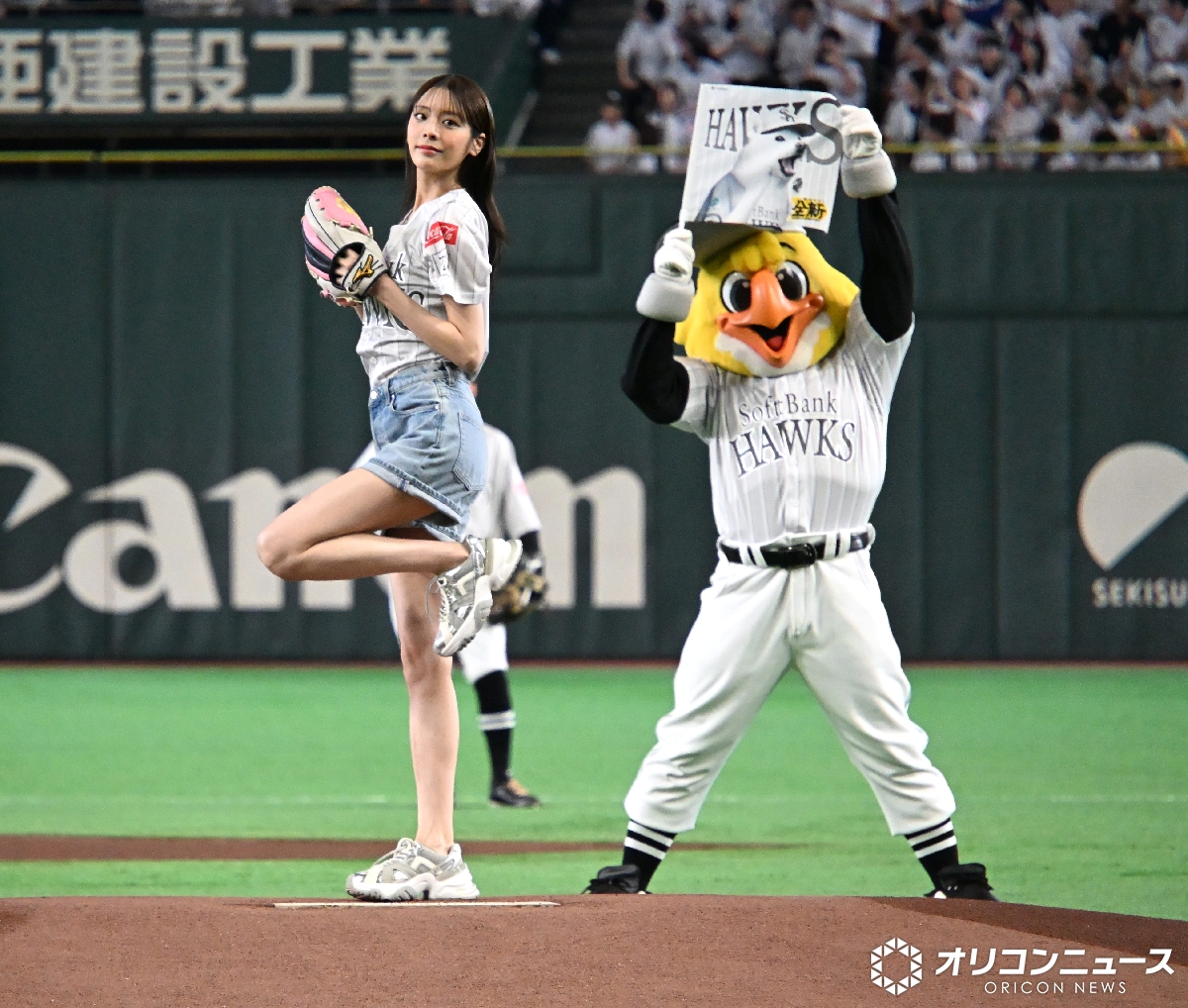 oricon's tweet photo. 貴島明日香
『鷹祭 SUMMER BOOST』始球式に登場⚾️

「すごく緊張」
ショーパンから大胆美脚✨️
https://t.co/llRgAD8fY5 https://t.co/S2B8KA13vt