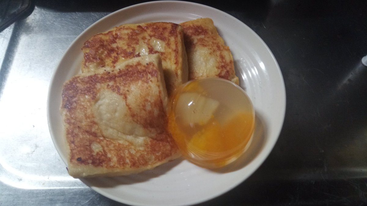 kaitoono2's tweet photo. @AkiraAkizuki917 #耀月食堂
1.なんか寂しかったからゼリーを添えたフレンチトースト

2.料理って赤が入るだけで映えるよねって言うただのロールキャベツ

3.朝食に見せかけといて食べたの22時

4.日本人の朝食はこう言うので良いと聞いたので作って食べたのが0時30分 https://t.co/xa59w0Bxoh