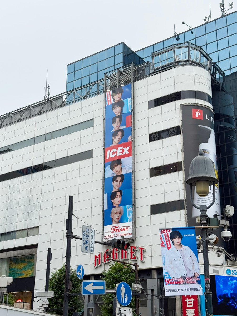 ICEx_official's tweet photo. 2ndアルバム『FRESH!!』リリース記念！
MAGNET by SHIBUYA 109にてロングバナー掲出中！🚩

📅期間：〜7/12(日)

▼▼▼
さらに！Osaka Metroなんば駅、JR名古屋駅構内にも
大型広告を掲載中！🎉

なんばパノラマビューセット📍
📅掲載期間：6/29(月)〜7/5(日)

名古屋ワイドウォール📍
📅掲載期間：6/29(月)〜7/5(日)

※広告に関する施設、駅係員へのお問い合わせはご遠慮下さい。
※広告をご覧になられる際は周辺のお客様へのご配慮をお願い致します。
※安全に考慮し、交通の妨げにならないようご協力をお願い致します。