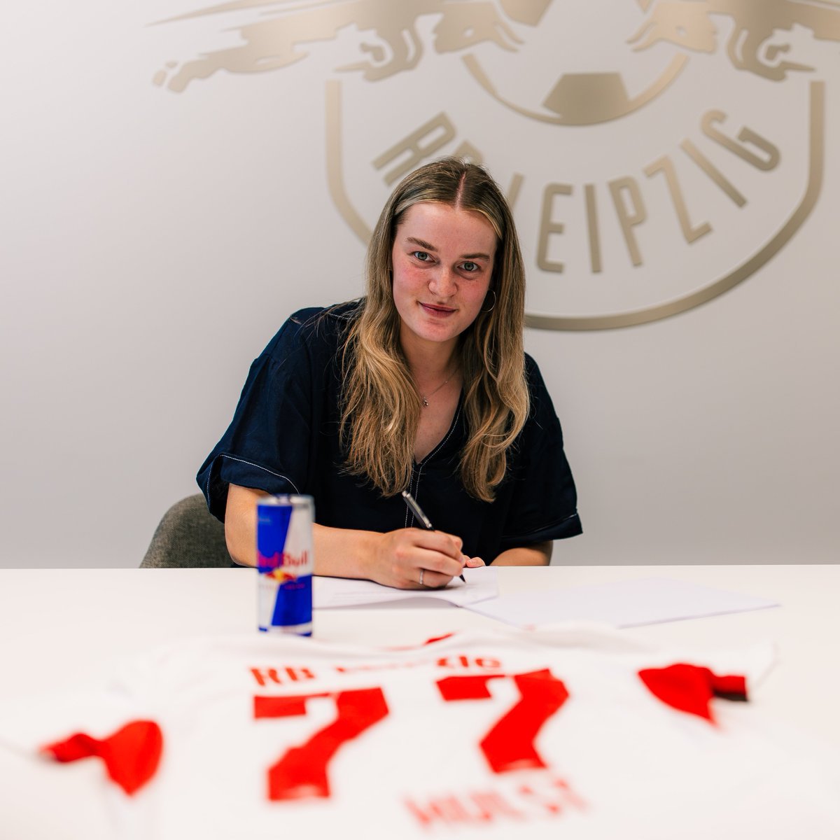 RBFOOTBALL_ID's tweet photo. Welcome to LEIPZIG, Charlotte! 👋

Charlotte Hust (23/RW/🇳🇱) resmi bergabung dengan RB Leipzig Women hingga 2028.

Charlotte telah mencetak 7 Gol dan 14 Assist dalam 48 Match bersama FC Twente Women. 🥶

#RBLeipzig https://t.co/THPvXcipi2