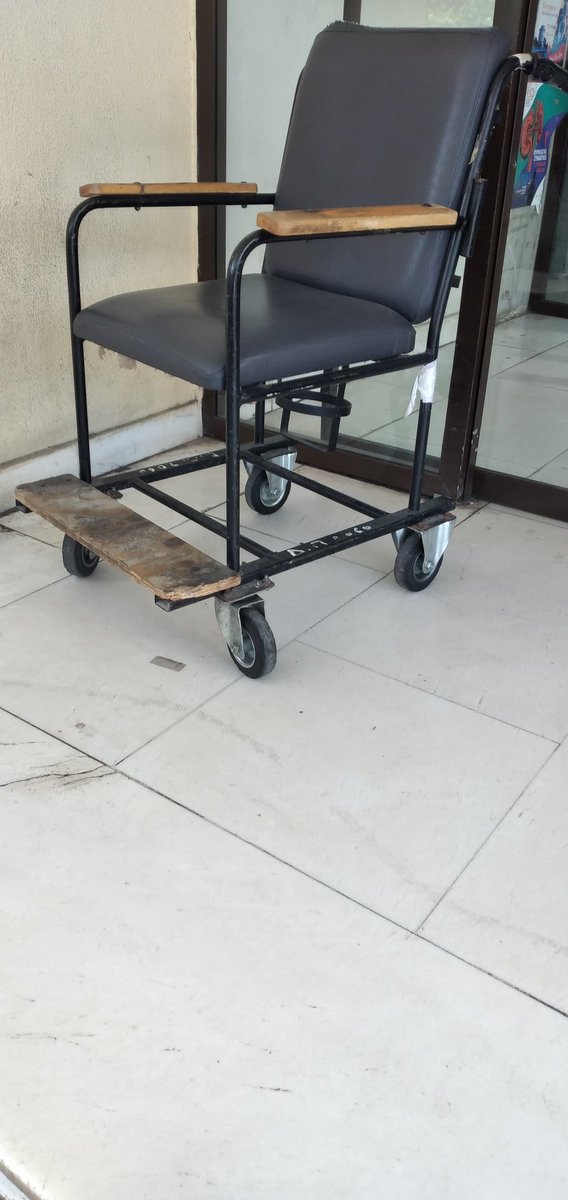AthenaDimiDimi's tweet photo. Καρότσι μεταφοράς ασθενών στην εισοδο
Ιπποκράτειο Θεσσαλονίκης 2026
Α ρε Μπουμπουκο μερακλη!
Σαν να μην πέρασε μια μέρα https://t.co/si1DQfrSUf
