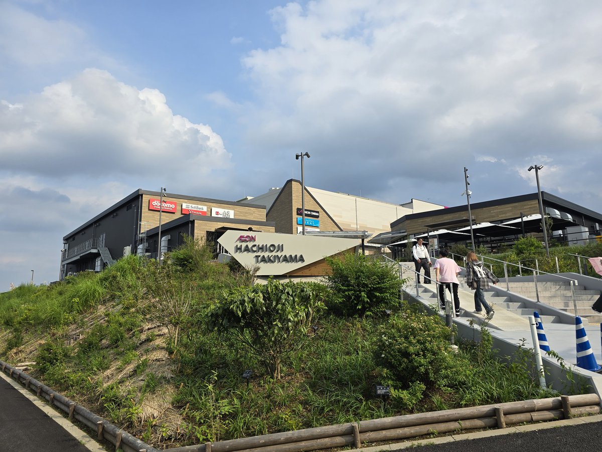 m8s25's tweet photo. 今月末にオープンしたばかりのイオン八王子滝山に行ってきました🏬
感想から言うとお店が少ないし想像と少し違いました🙃
ショッピングモールを想像していたけど、ゼビオが大半を占めてて、他の小さなテナントがちょこちょこ入っているだけでした‼️
映画館も入ってるけど小さめでした😐
駐車場は無料👍 https://t.co/amOnc1wK2t