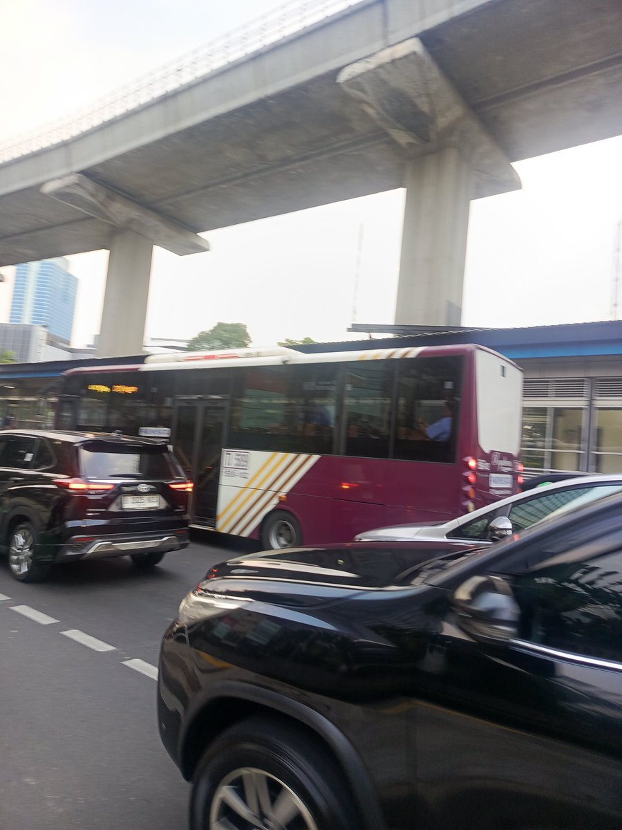 madewdew's tweet photo. Terkecewa sih sama tj royal d31 tiba2 bgt pemberhentian terakhirnya di patra bukan di tempo lg, ga ada info apa2 sial gue rugi jadinya kecewa bgt @PT_Transjakarta https://t.co/0HHVhU3CP3