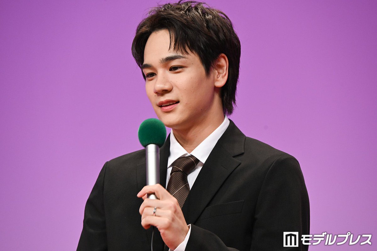 modelpress's tweet photo. JO1豆原一成、左手薬指に“指輪”💍✨️
新郎姿で先輩女優を腕組みエスコート💒
https://t.co/68sMOEVx9s

「夫婦と16歳～狂気の隣人～」記者会見📺️ https://t.co/OAwuOk5F1U