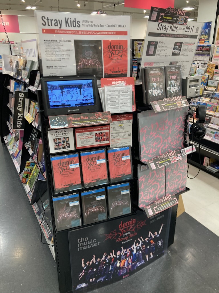 HMV_Fuso's tweet photo. 【#StrayKids】
LIVE Blu-ray『Stray Kids World Tour ＜dominATE JAPAN＞』本日入荷！
《@ Loppi・HMV限定特典：オリジナルフォトカードセット(絵柄B)》
発売記念 HMVスペシャル企画も開催中！
https://t.co/vvfXQIznVn https://t.co/eP8atlubHY