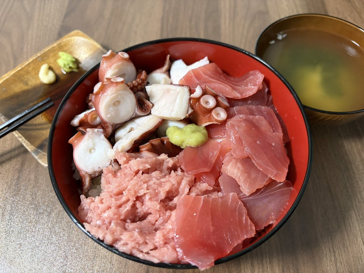 ans0526's tweet photo. 今日は頑張ったので自作丼|дﾟ)🥢

写真じゃわかりづらいけど結構でかいよ https://t.co/Q8A9RIRc2S