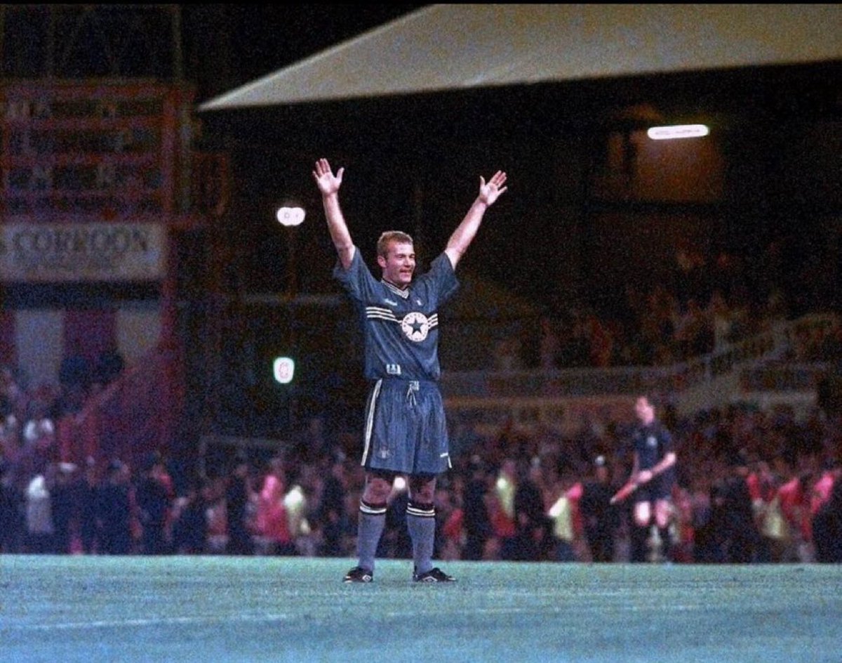 NE5westend's tweet photo. Shearer celebrates victory in the last ever Roker Park Tyne-Wear derby 1996 https://t.co/91iT0OSelD