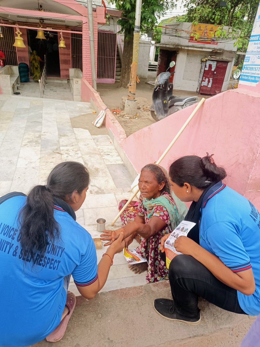 Badlavindia_org's tweet photo. Day 8 of #SarthakPart3
Today, our team staged street plays at Balaganj Chauraha and Hanuman Mandir, Dubagga, continuing conversations around rehabilitation and support for people engaged in begging.

#badlavindia #streettheatre #lucknow https://t.co/WqhzMSNpnk