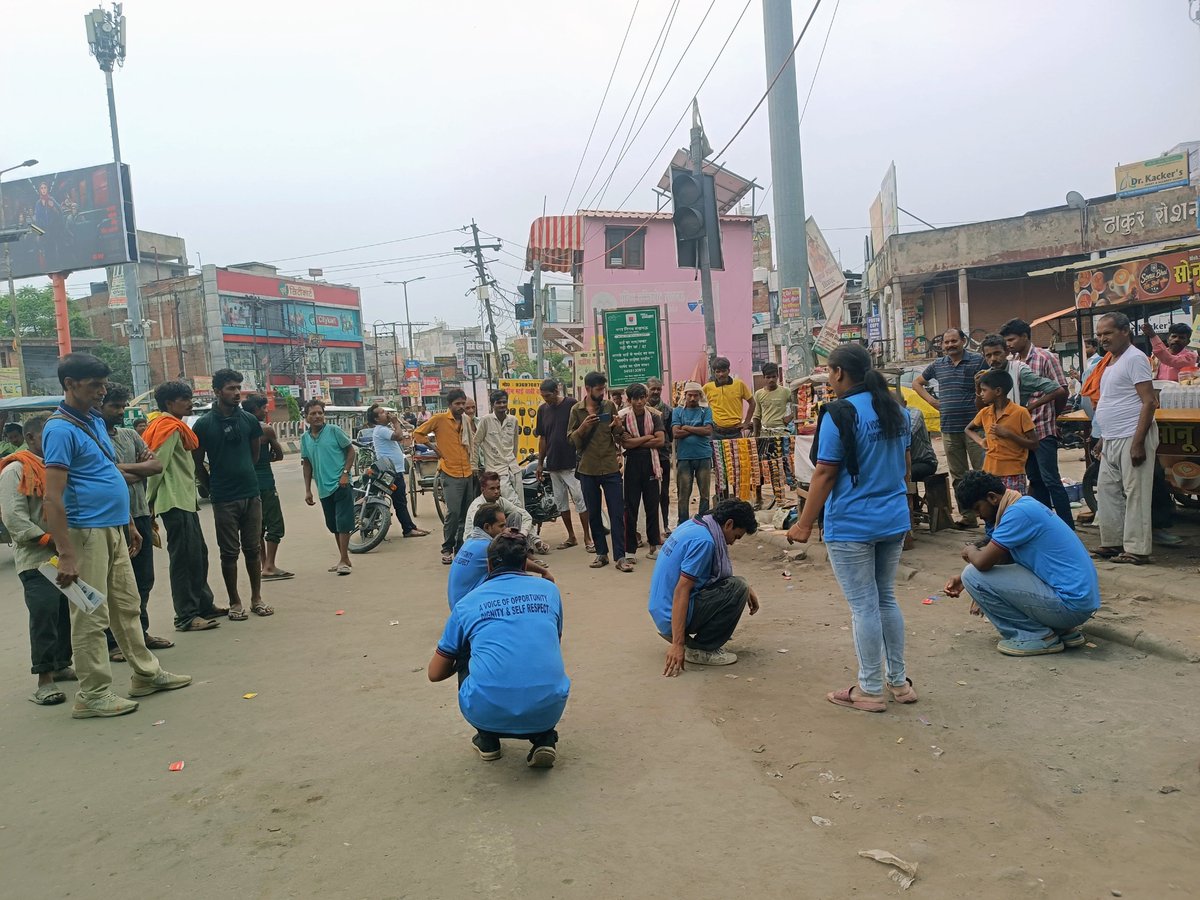 Badlavindia_org's tweet photo. Day 8 of #SarthakPart3
Today, our team staged street plays at Balaganj Chauraha and Hanuman Mandir, Dubagga, continuing conversations around rehabilitation and support for people engaged in begging.

#badlavindia #streettheatre #lucknow https://t.co/WqhzMSNpnk